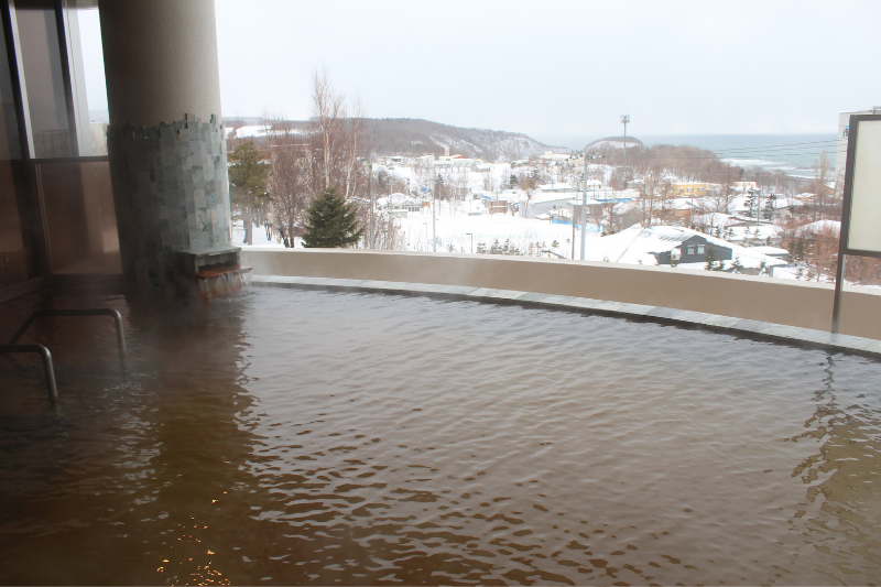 Open-air bath with a panoramic view of drift ice